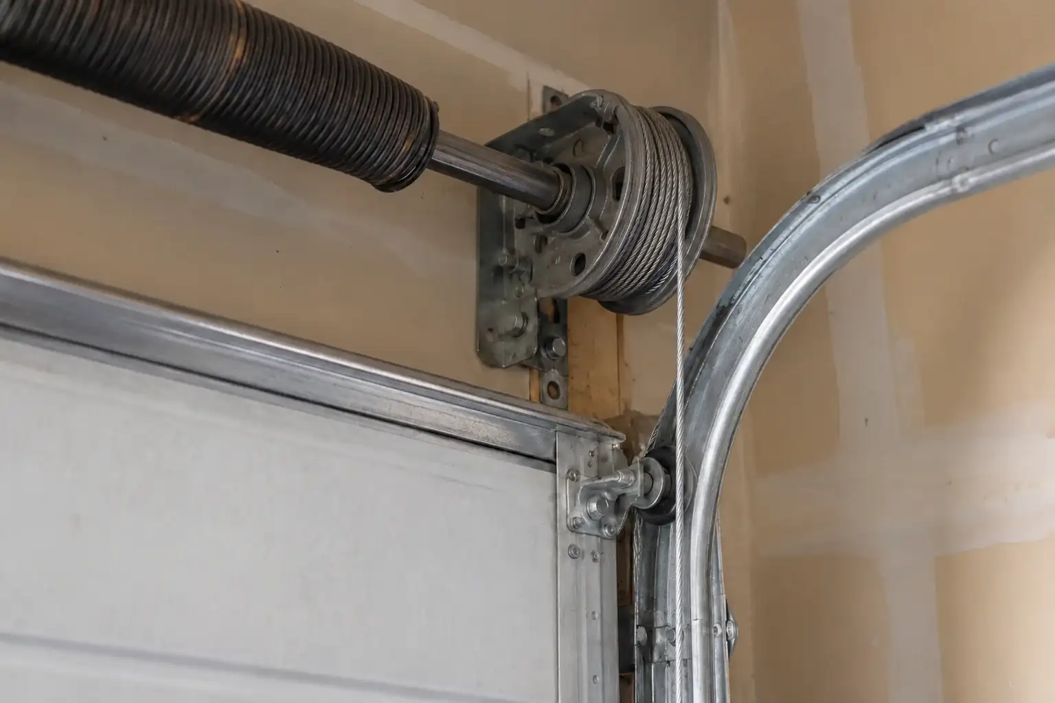 Lift cable wound on its drum at the end of the torsion bar